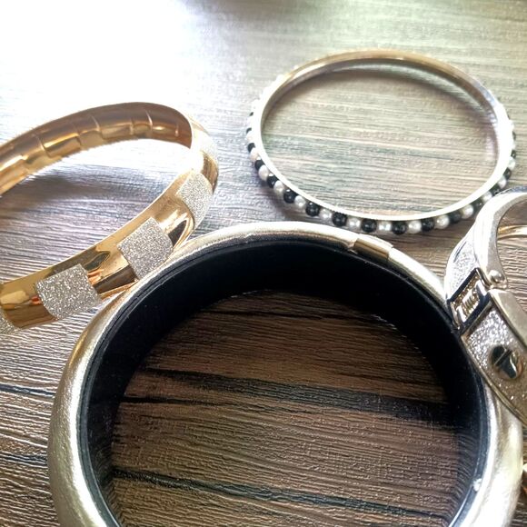 5 Bangles gold and silver toned ; 1 chain bracelet cream/gold resin - Picture 2 of 3